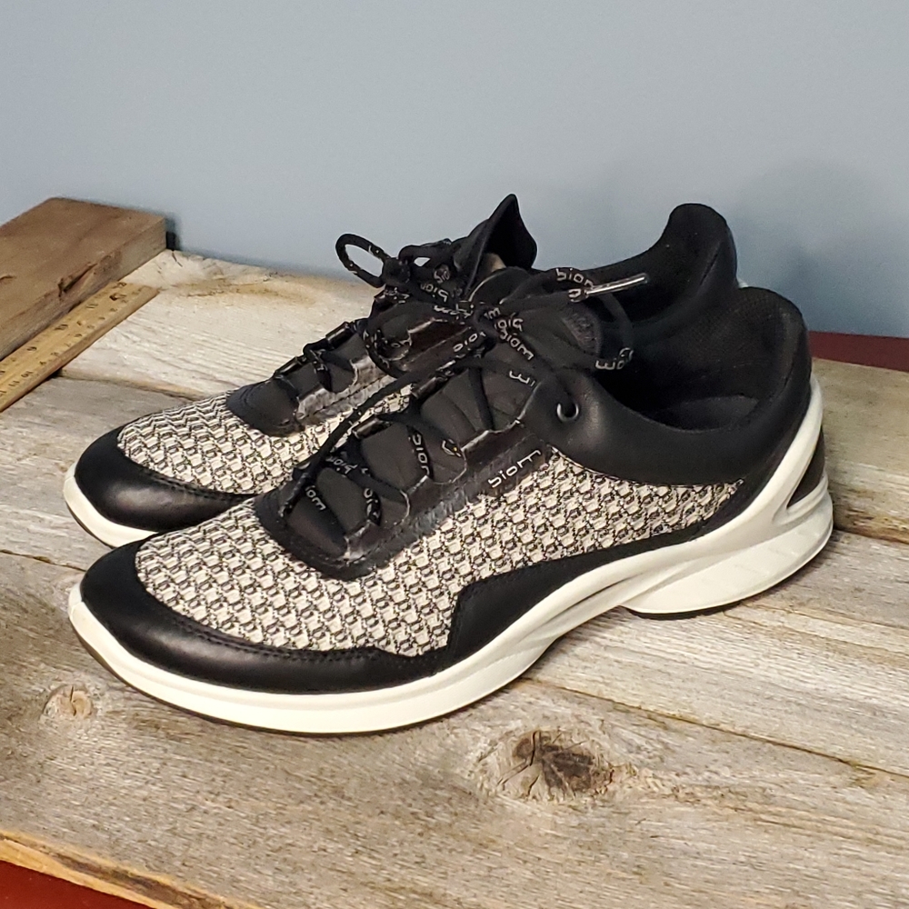 Ecco biom low top shoe Womens Size 9